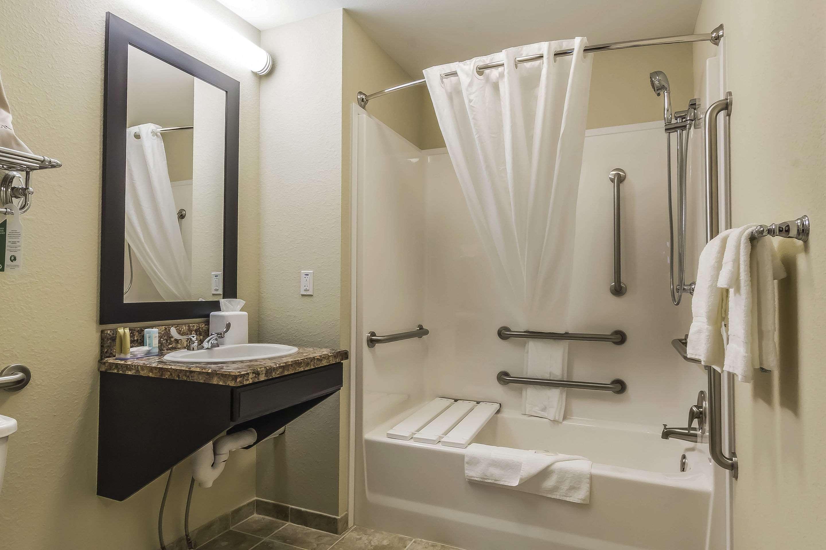Quality Inn & Suites Moose Jaw Esterno foto