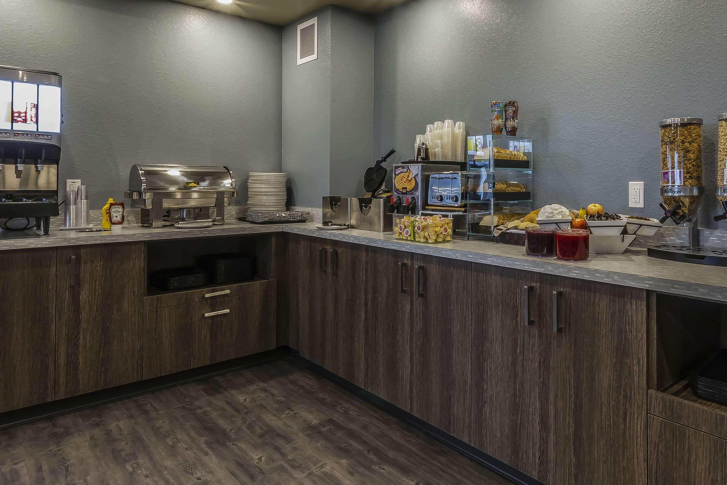 Quality Inn & Suites Moose Jaw Esterno foto
