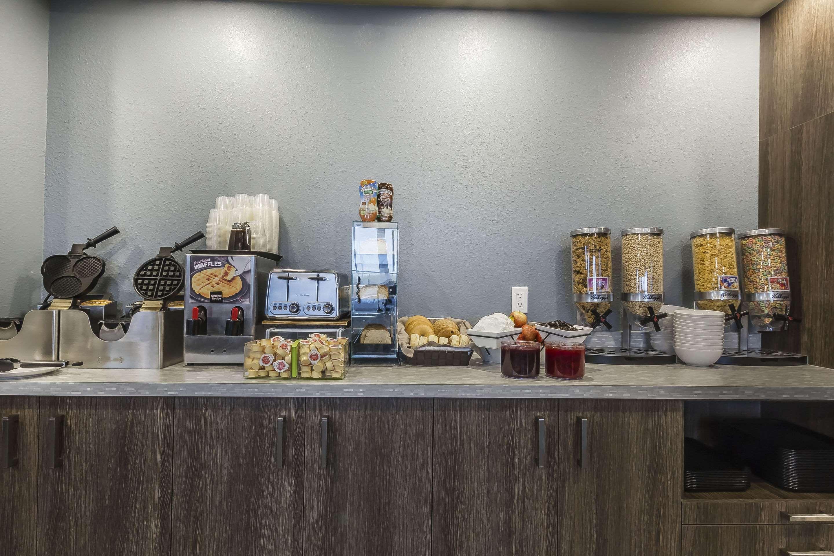 Quality Inn & Suites Moose Jaw Esterno foto