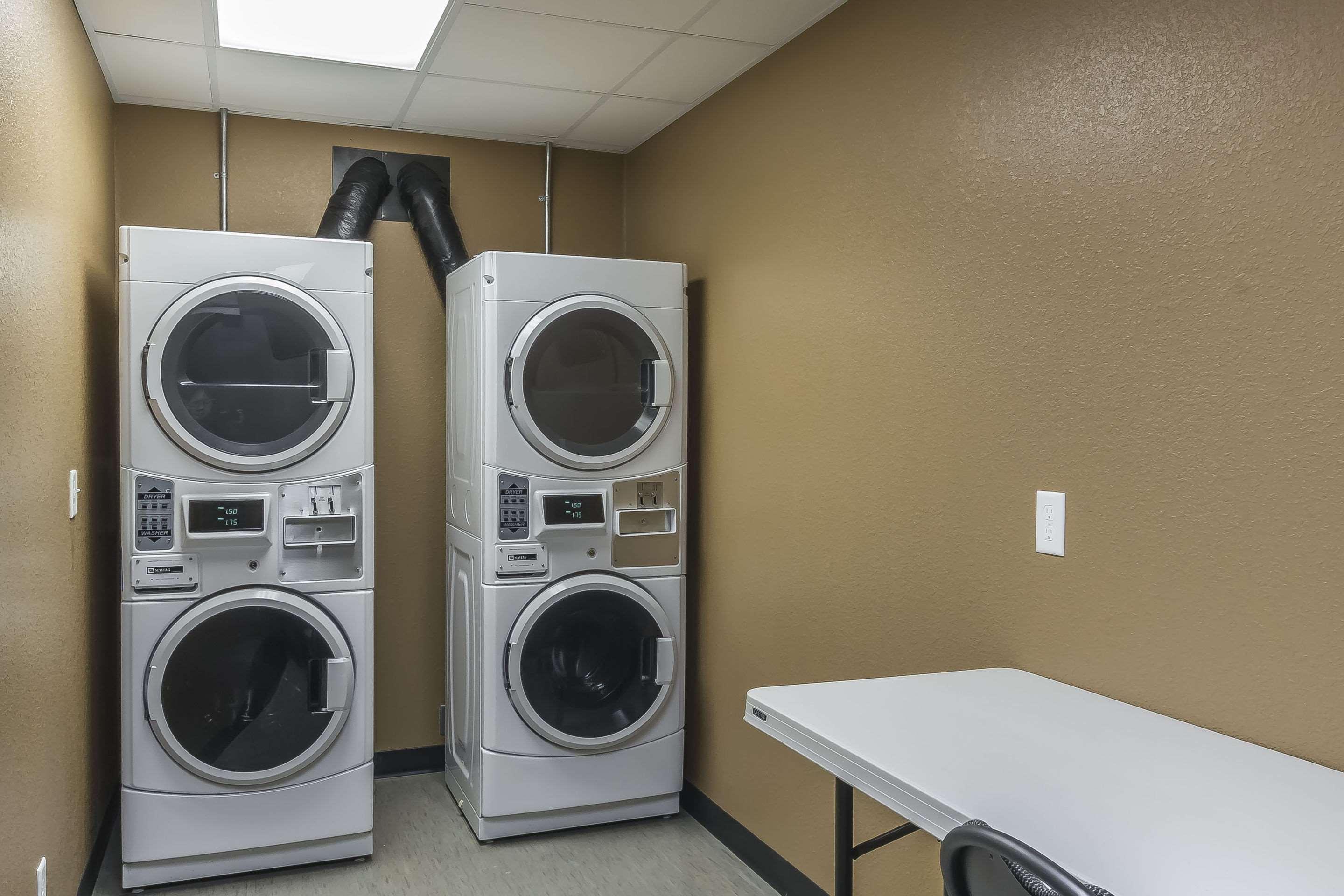 Quality Inn & Suites Moose Jaw Esterno foto