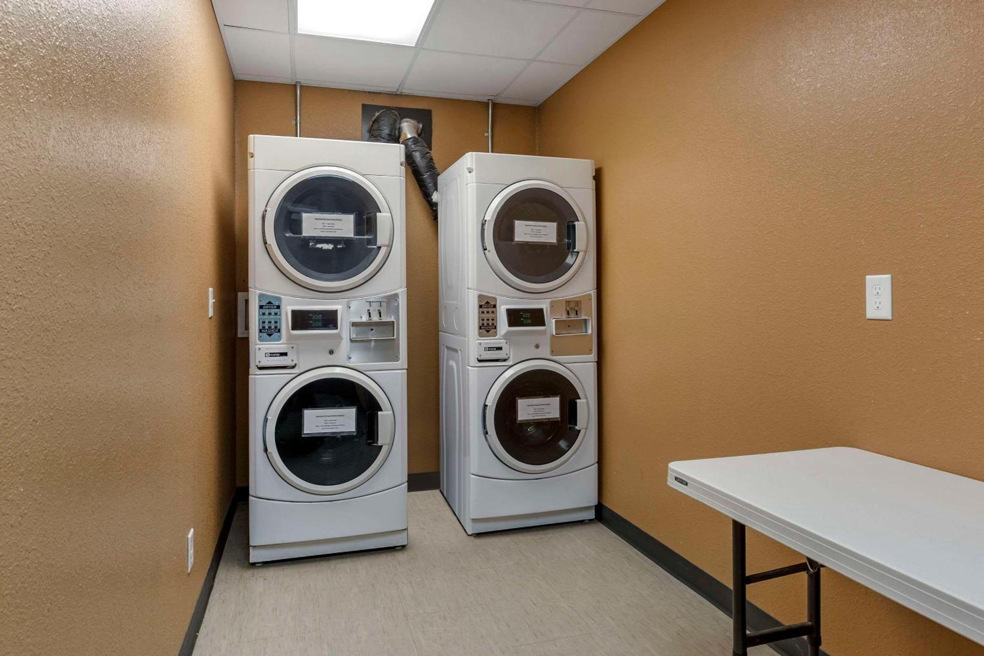 Quality Inn & Suites Moose Jaw Esterno foto