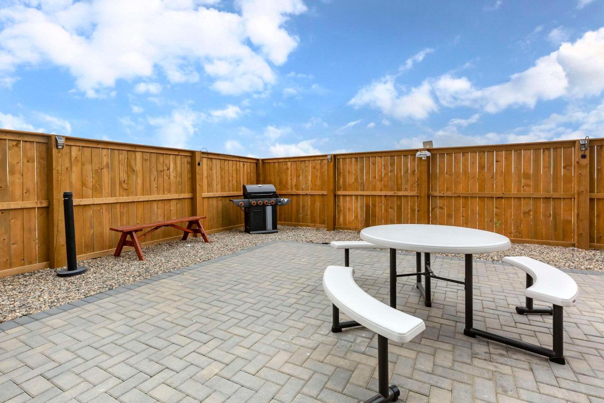 Quality Inn & Suites Moose Jaw Esterno foto