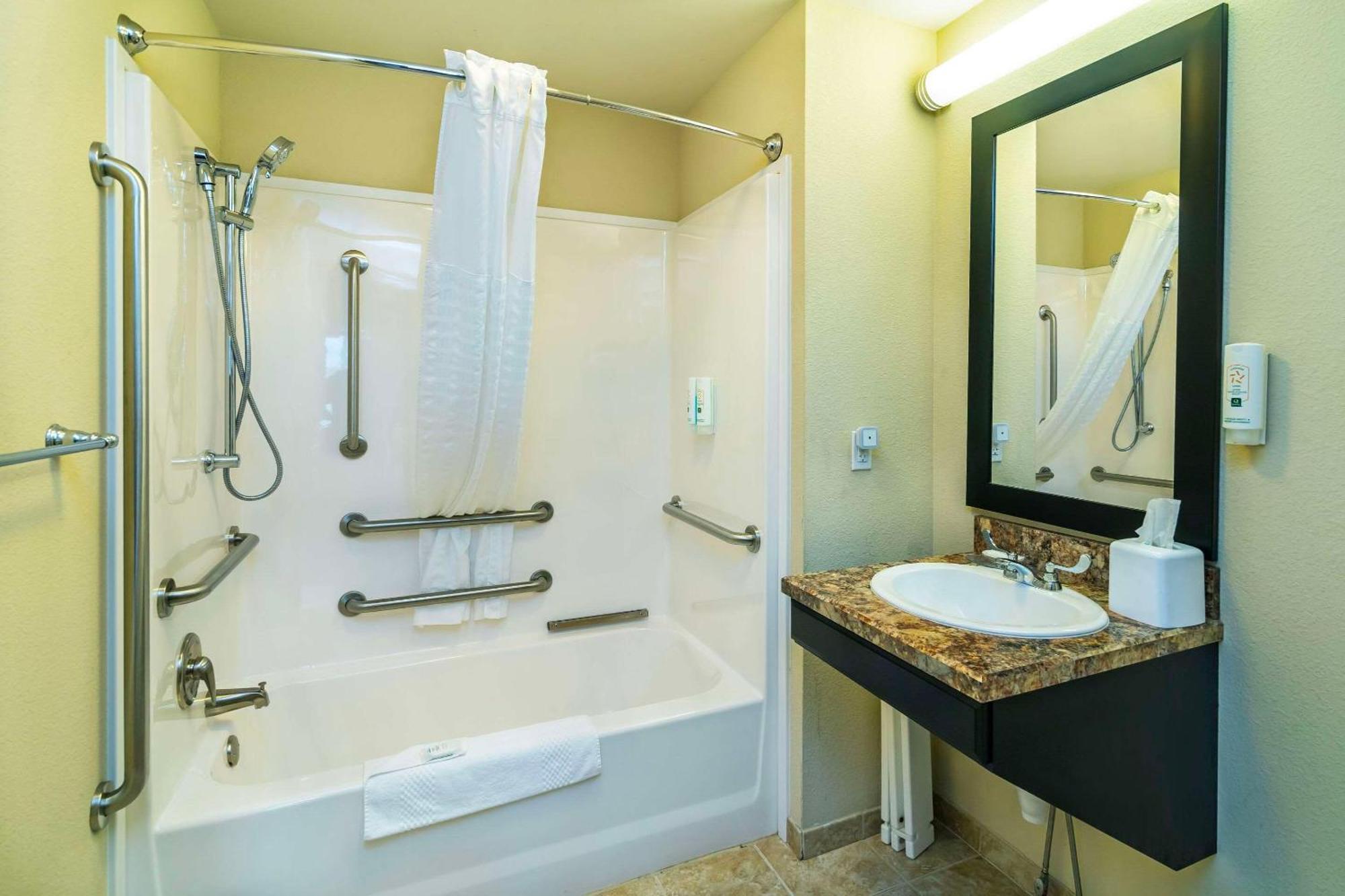 Quality Inn & Suites Moose Jaw Esterno foto