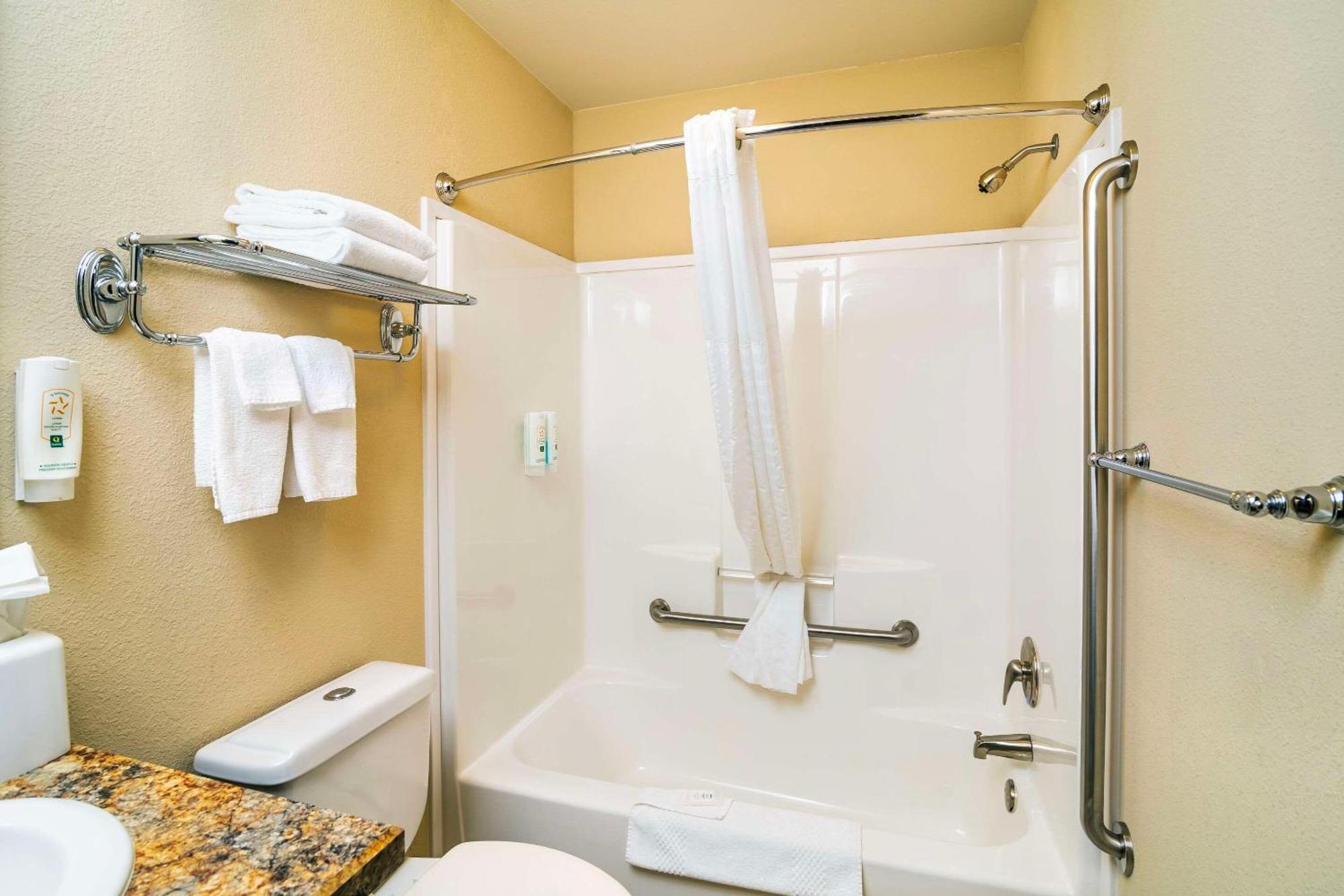 Quality Inn & Suites Moose Jaw Esterno foto